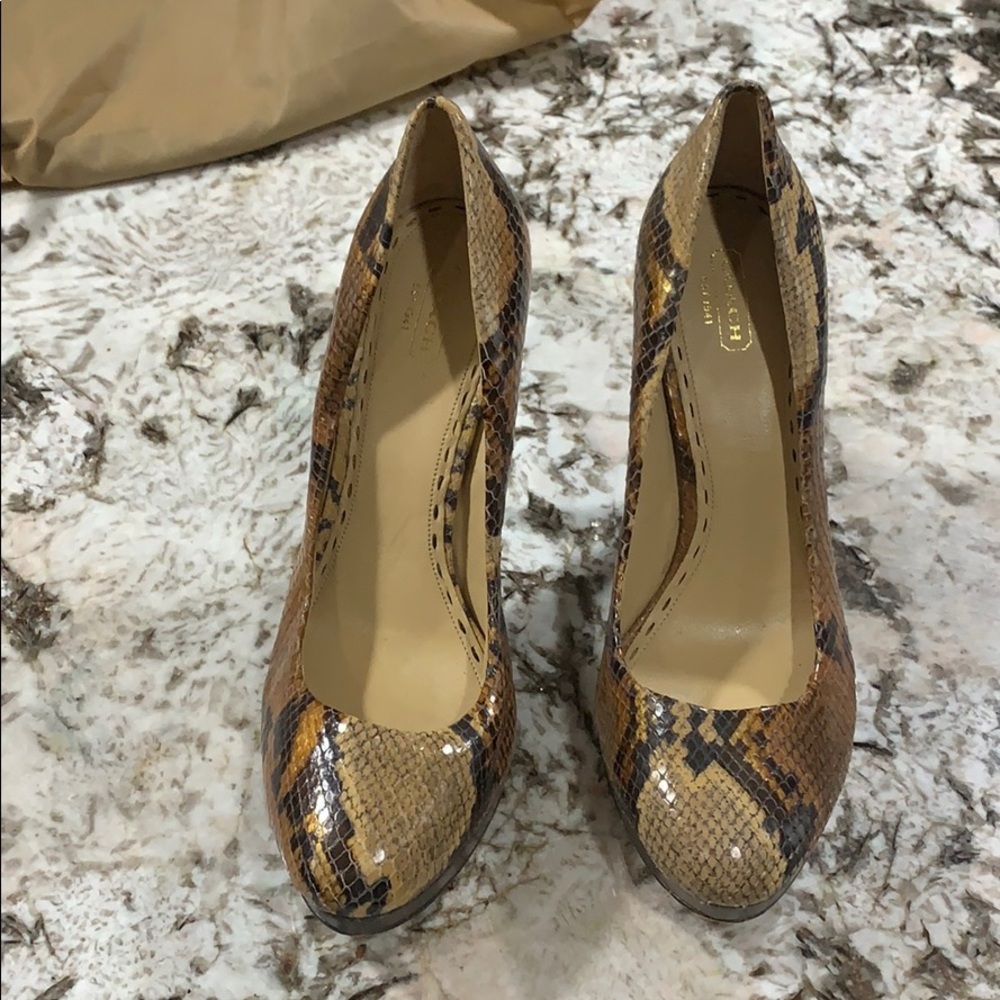 Coach pumps!!